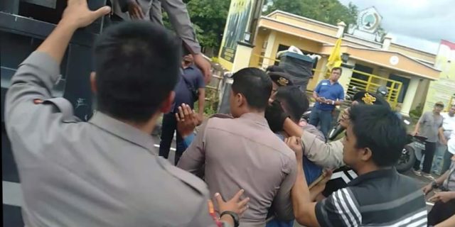 Tony Rosyid : Mengapa Rakyat Nekat?