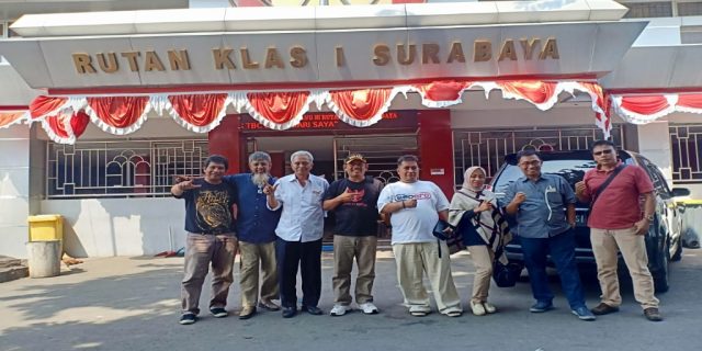 Kunjungi Dhani, SMART PADI Beri Buku “Terorisme Demokrasi dan Kejahatan Korporasi”