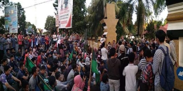 HMI Kembali Menggedor Mapolda NTB: Pecat Kapolres Mataram dan Kapolda NTB