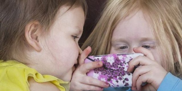 10 bahaya bermain ponsel berlebihan pada anak