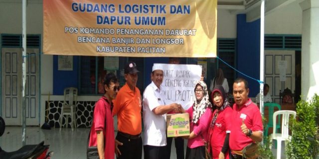 UPT Dinas Pendidikan dan PGRI Geneng-Ngawi salurkan bantuan sosial ke Pacitan