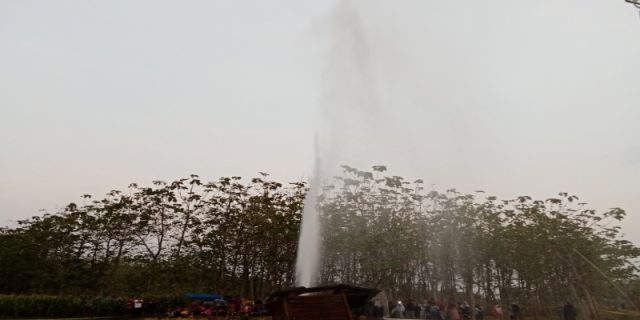 Berkah Dibalik Semburan Air Misterius Di Ngawi, Menjadi Tontonan Ribuan Pengunjung