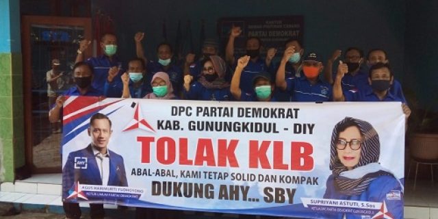Kepalan Tinju Para Kader Militan Demokrat Gunungkidul, Warnai Aksi Penolakan KLB Deli Serdang Kepalan Tinju Para Kader Militan Demokrat Gunungkidul, Warnai Aksi Penolakan KLB Deli Serdang