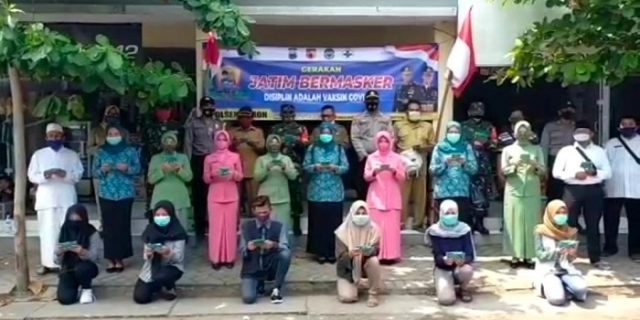 Dengan Slogan “Jatim Bermasker”, Polsek Baron Bagikan Masker Gratis