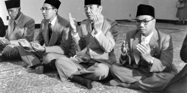 Kisah Bung Karno : MenjeLang Lebaran Tak Punya Uang