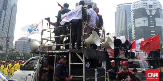 Demo 3 Tahun Jokowi-JK, Mahasiswa Upacara di Tengah Jalan