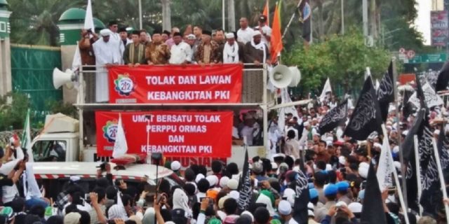 Massa Aksi Geruduk DPR RI Tolak Perppu Ormas, Sidang Paripurna Sedang Berlangsung