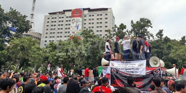 Sekitar 1000 orang sopir taxi online demo di depan istana tolak Permenhub 108