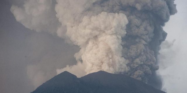 Waspada Gunung Agung, BNPB: Masyarakat Harus Segera Mengungsi pada Radius 8-10 Km