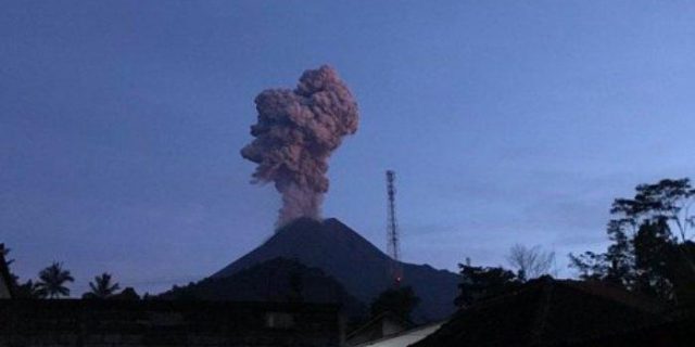 Pagi Ini Gunung Merapi Meletus, Semburkan Abu Vulkanik Tebal