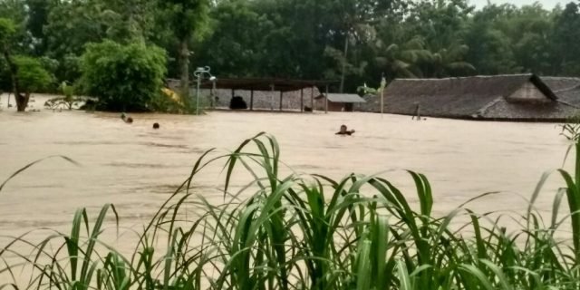 Heboh! Saat banjir bandang warga dikejutkan munculnya kereta kuda di kali Oya, Gunungkidul. Warga meyakini itu penampakan Ratu Kidul