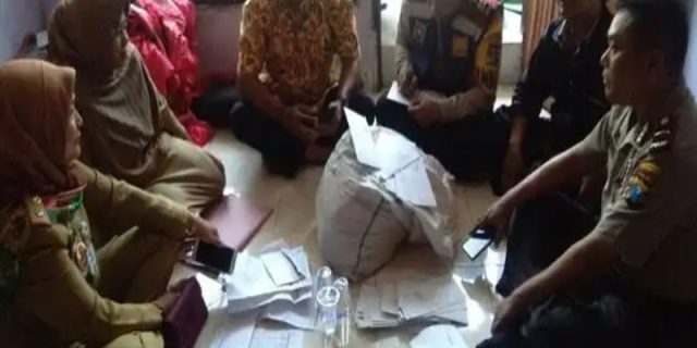Sebuah Karung Berisi Ratusan Kartu Indonesia Pintar Ditemukan di Kios Laundry Sebuah Karung Berisi Ratusan Kartu Indonesia Pintar Ditemukan di Kios Laundry