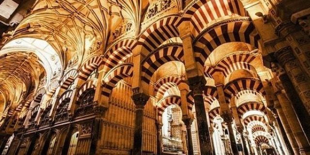 Setelah kekuasaan Islam jatuh masjid Cordoba Spanyol berubah jadi katedral