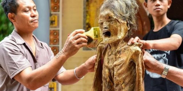 Tradisi Toraja ini bikin merinding! Gali kuburan untuk mandikan mayat