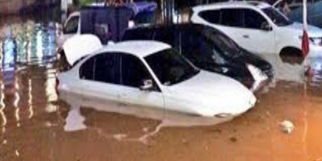 Tips bagi anda yang terjebak di lokasi banjir