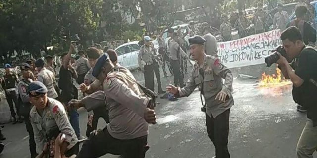 Aksi 20 Tahun Reformasi Di Depan Istana Berakhir Cheos, 7 Mahasiswa Terluka Dan Ditangkap