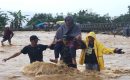 TNI Koramil 1311-02/Bahodopi Panggul Warga Seberangi Jalan Akibat Luapan Air Sungai