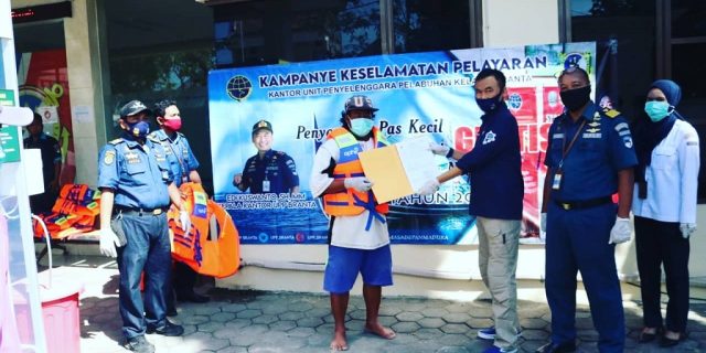 Ratusan Nelayan Pamekasan Terima Bantuan Sarana Keselamatan Berlayar Dari Syahbandar Branta