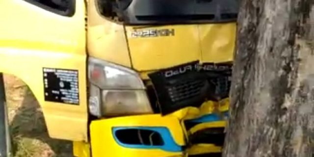 Hindari Bus, Truk Tangki Air Menghantam Pohon, Ringsek!!