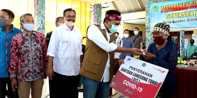 BLT Dana Desa Disalurkan Bupati Pamekasan, Disaksikan Langsung Gubernur Jawa Timur