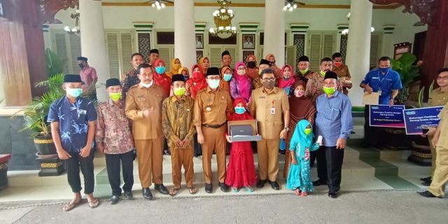Bupati Pamekasan Beri Penghargaan Kepada Alfiatus Sholehah Pemenang Tulis Surat Untuk Mendikbud
