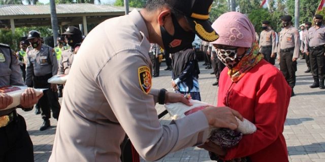 Kapolres Nganjuk beri bantuan 2 Ribu Paket Sembako untuk warga terdampak pandemi COVID-19