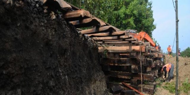 Jalur Kereta Api Lumpuh, 130 Jadwal Kereta Terganggu