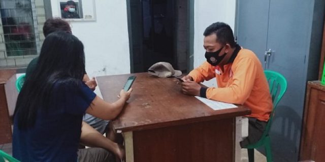 Diduga Pasangan Kumpul Kebo Lagi Asyik Hak’e Hak’e, Janda Cantik Dan Brondong Berakhir Digelandang Ke Mako Satpol PP Diduga Pasangan Kumpul Kebo Lagi Asyik Hak’e Hak’e, Janda Cantik Dan Brondong Berakhir Digelandang Ke Mako Satpol PP