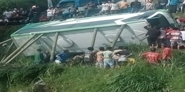 Rombongan Arisan Pasar Desa Sidolaju Ngawi terguling di Sarangan,3 meninggal, 3 luka parah