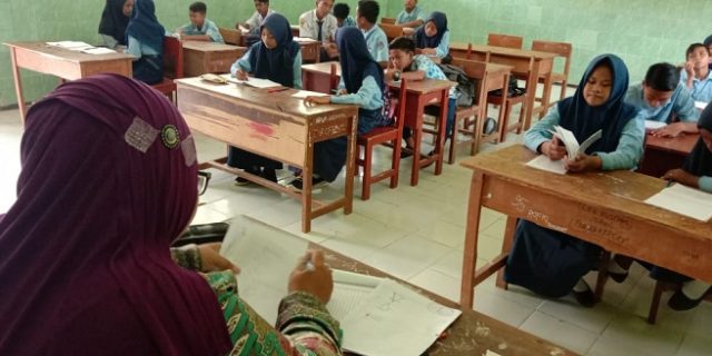 Perjuangan Guru Honorer di Sampang, Tempuh 36 KM Untuk Mengajar
