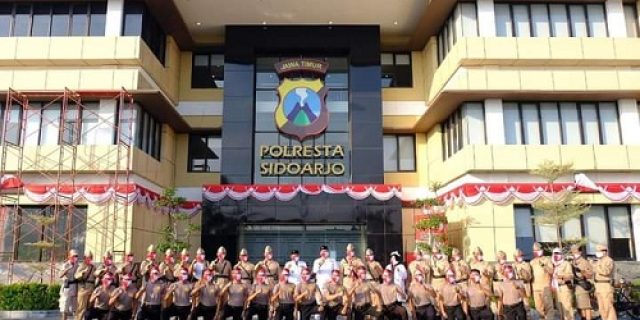 Sukseskan Program Jatim Bermasker, Polresta Sidoarjo Bagikan Masker Kepada Masyarakat