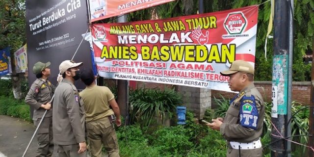 Koordinasi Dengan Aparat, Relawan Anies Turunkan Spanduk Rusuh di Surabaya