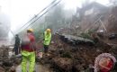 Diduga tiga pengendara motor tertimbun longsor Puncak