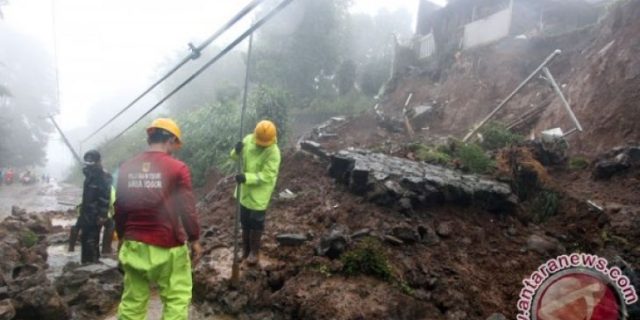 Diduga tiga pengendara motor tertimbun longsor Puncak
