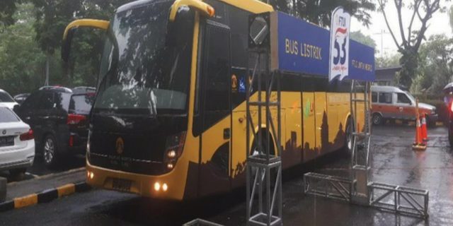 UI Pamer Bus Listrik di Mal